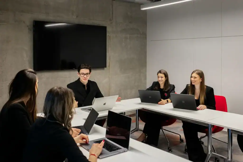 Studenci podczas praktyk - rozmowa i praca na komputerze